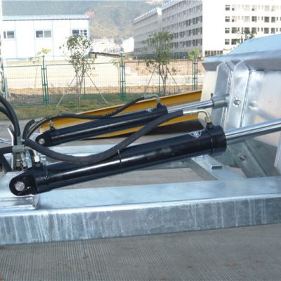 Auðvelt að nota jákvæða læsingarhyggju. Öryggiskeðja tryggir tappa við meðhöndlun ökutækis. Soðnir saumar koma í veg fyrir leka. Extra djúpt gaffalop. 2 "myndaðar efri varir. Hátt sýnilegt bláu enameláferð